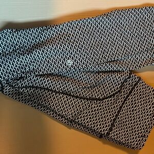 Lululemon leggings

Black and White